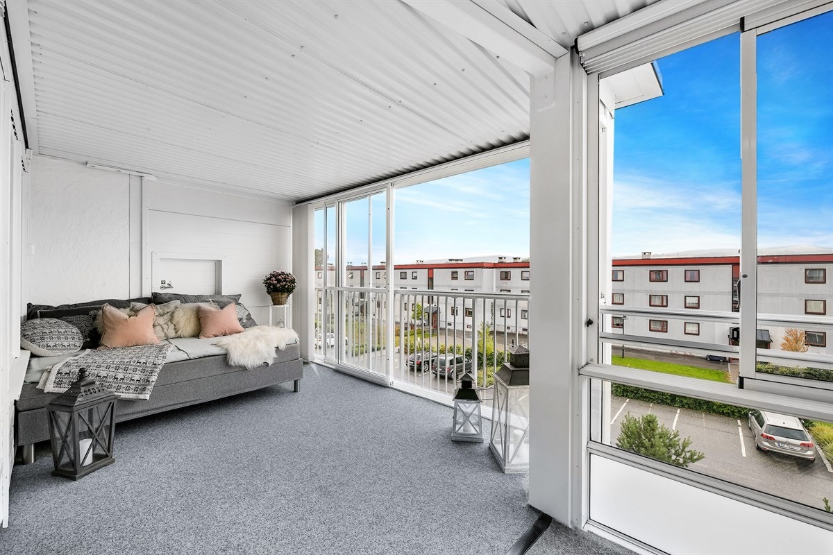 Fra stuen er det utgang til en deilig, innglasset balkong på nesten 23 kvm. Galleribilde