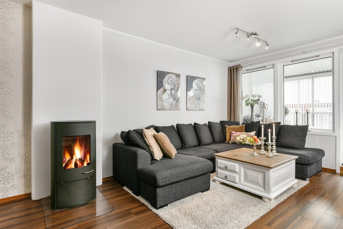 Stuen har moderne peisovn for ekstra varme og hygge. Galleribilde