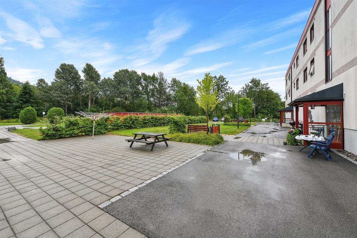 Det er hellebelagte områder med sittegrupper utenfor bygget. Galleribilde