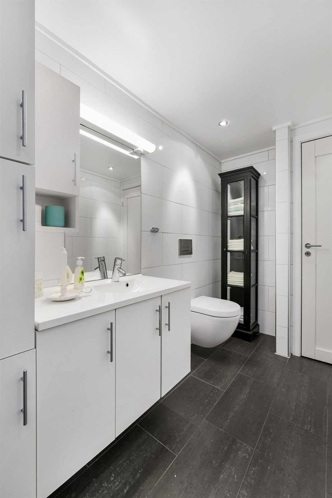 Det er heldekkende servant og stort speil med belysning. Galleribilde