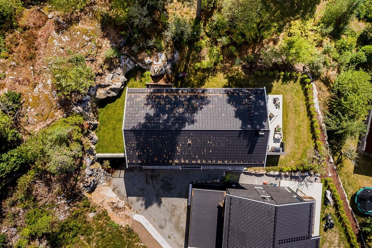 Nordbytun Ungdomsskole er drøye 3 kilometer unna og innenfor sykkelavstand på gang- og sykkelveier helt frem til skolegården. Galleribilde