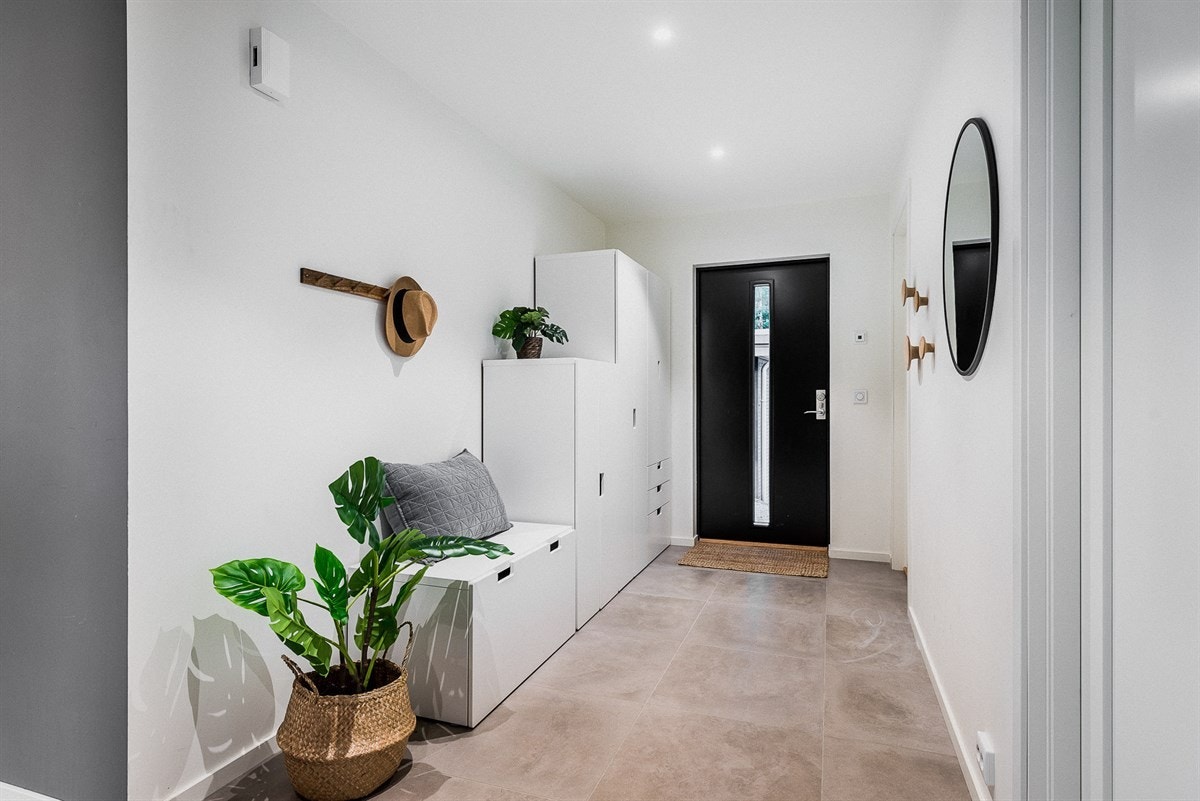 Gangen er av god størrelse og har bra med plass til oppbevaring av yttertøy og sko. Galleribilde