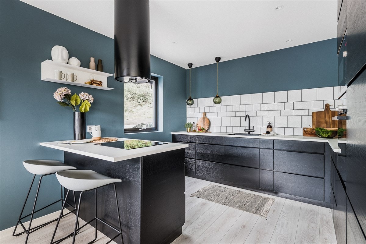 Kjøkkenløsningen er åpen, men allikevel tilbaketrukket. En fin kombinasjon som gjør at kjøkkenet føles ut som et egen rom. Galleribilde