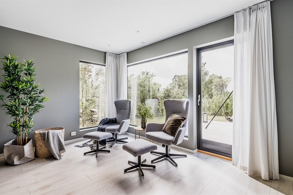 De store vinduene skaper en lys og luftig atmosfære i den sosiale sonen. Galleribilde