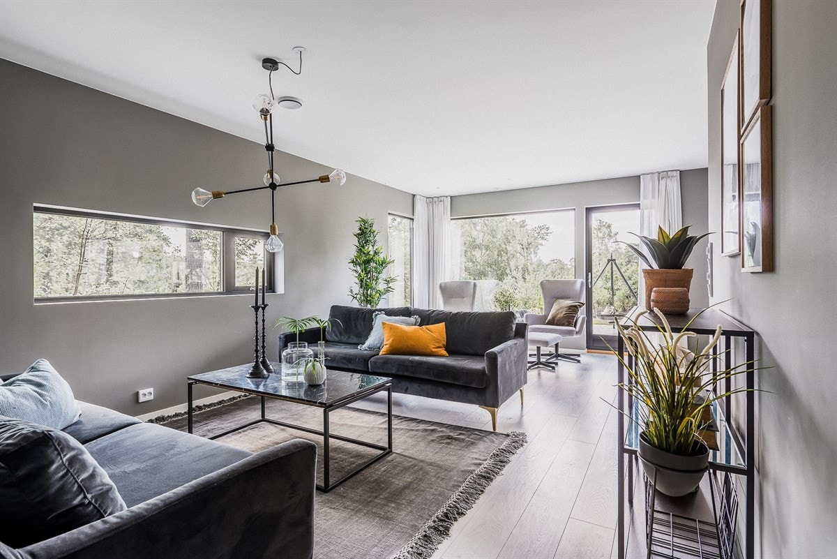 Flytt rett inn i en moderne og innholdsrik enebolig over to plan. Galleribilde