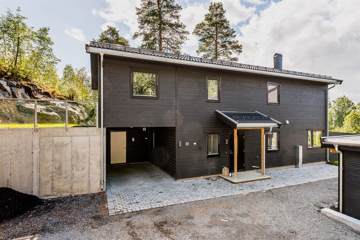 Her vil du bo tilbaketrukket i grønne og fredelige omgivelser, i et nabolag bestående først og fremst av villabebyggelse. Galleribilde