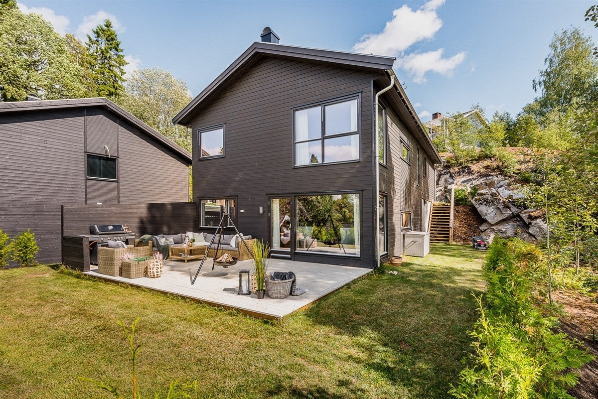 Nærmeste barnehage ligger omlag 350m unna og nærmeste barneskolen ligger omlag 700m unna. Galleribilde