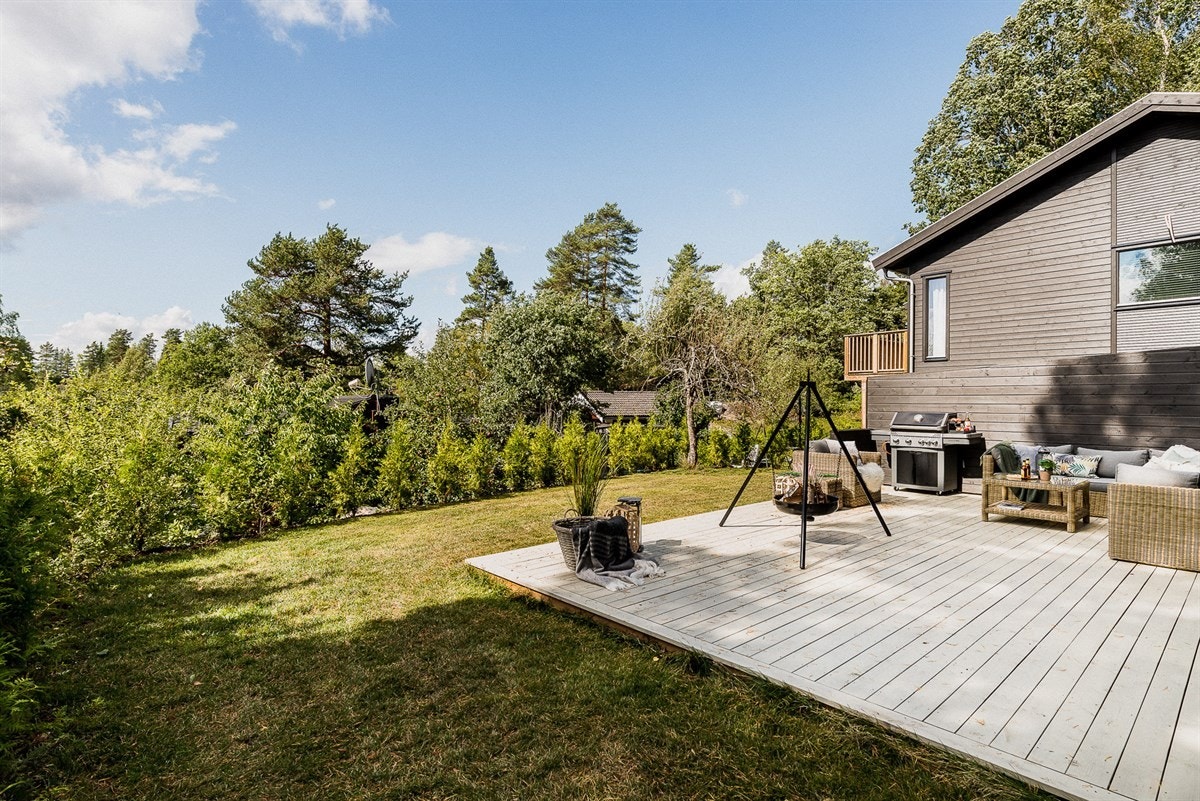 Fra stuen har man direkte tilgang ut til markterrassen. Her har man godt med boltreplass til solbading og grillmiddager. Galleribilde