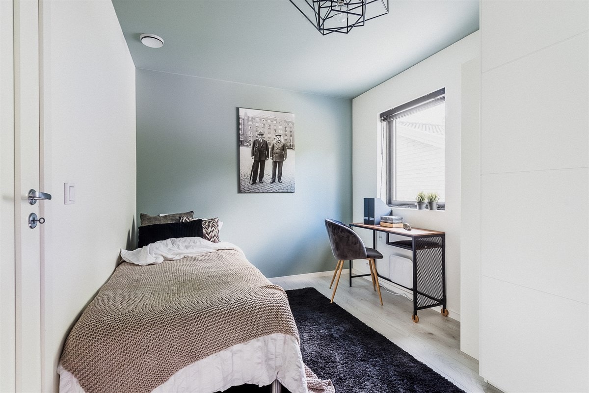 På det dette soverommet er kontrastveggen blitt videreført opp i taket av samme farge. En annerledes vri som fremmer en god romfølelse. Galleribilde