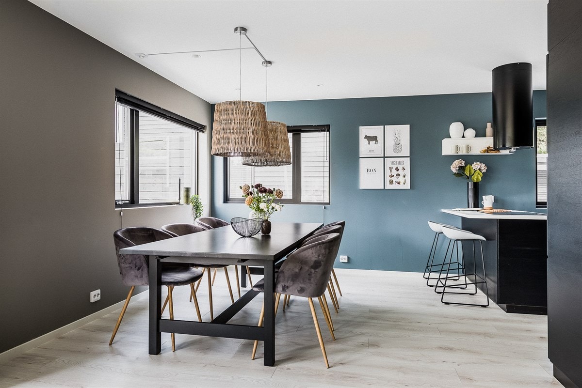 Med god plass til et langstrakt spisebord kan man samle familien til hverdagsmiddager og festmåltider. Galleribilde