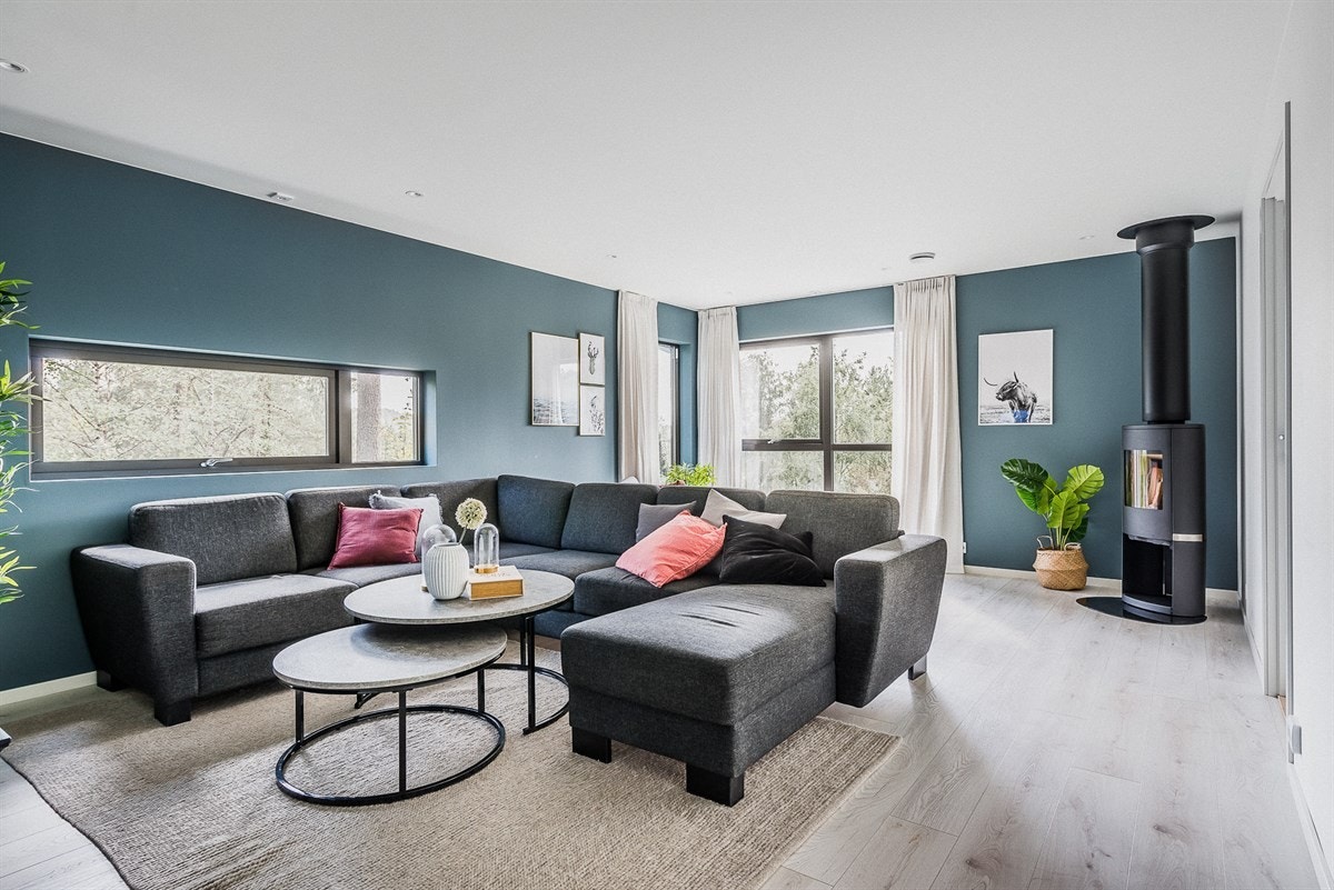 En tv-stue finner også sin plass i den øverste etasjen og er et smart innredet rom for storfamilien. Galleribilde