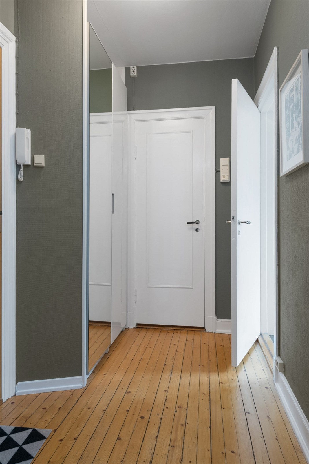 Romslig og praktisk entrè med god plass til sko og yttertøy. To innebygde garderobeskap gir god plass til oppbevaring. Galleribilde