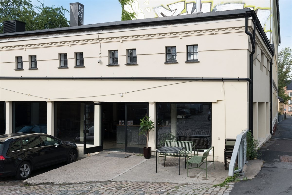 Nærområde: Fuglen Coffee Roasters i St. Halvards gate 33. Internasjonalt anerkjent kaffebrenneri med kaffeutsalg og kafé. Galleribilde