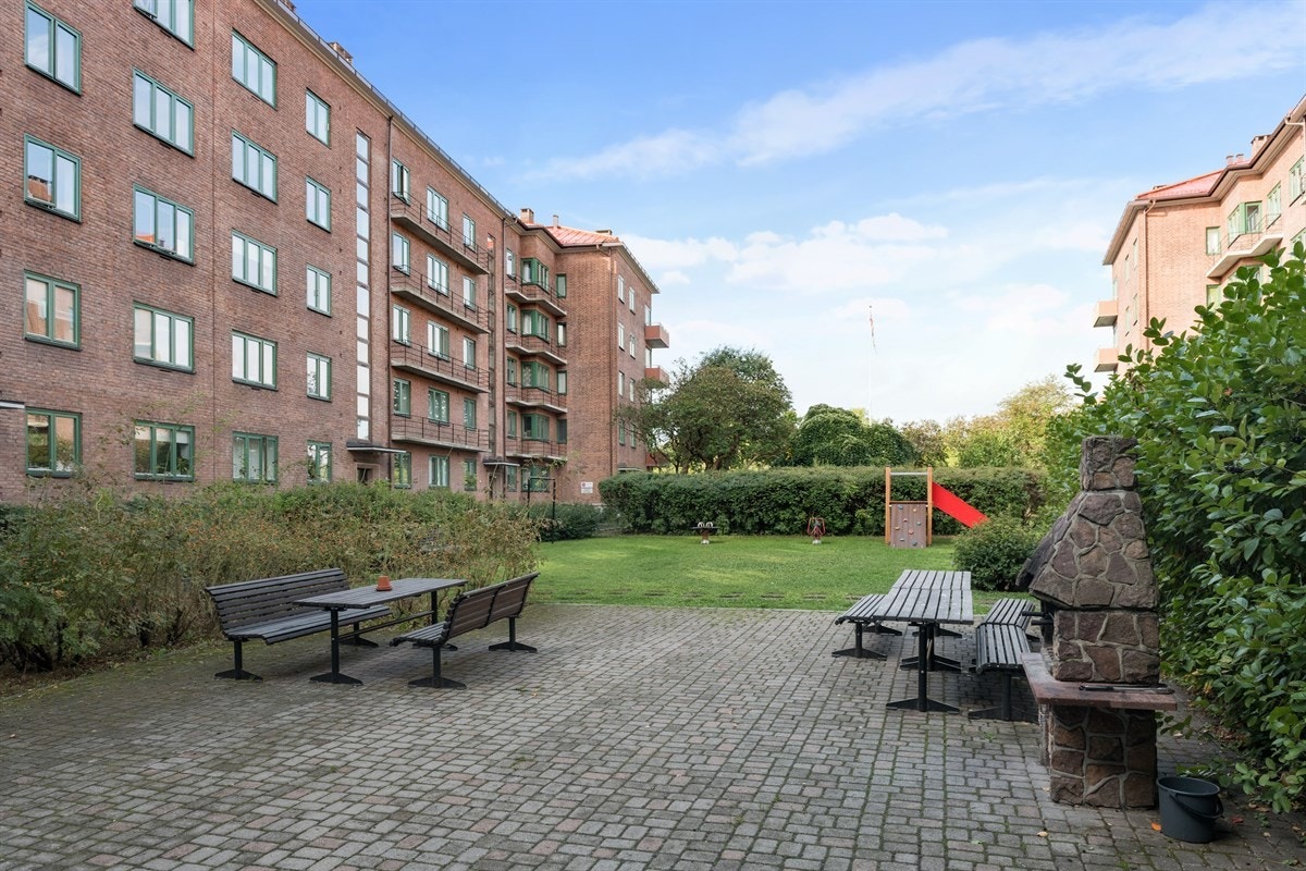 Borettslaget har en solrik og meget pent opparbeidet bakgård med gårdstun, plener, prydbusker, trær, uteplasser, lekeplass, romslig sykkelparkering og asfalterte internveier, samt utegrill. Galleribilde