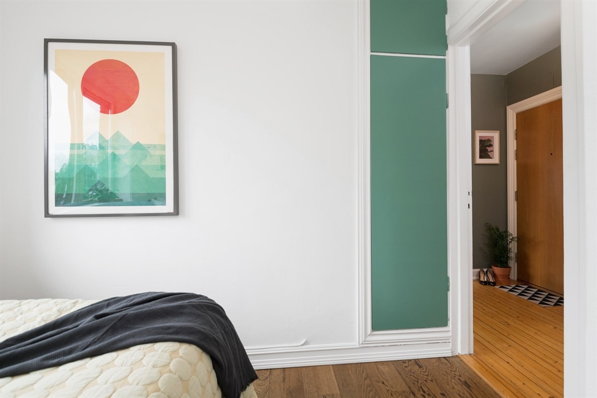 Soverommet har innebygget garderobeskap for oppbevaring. Plass til ytterligere garderobeløsning. Galleribilde