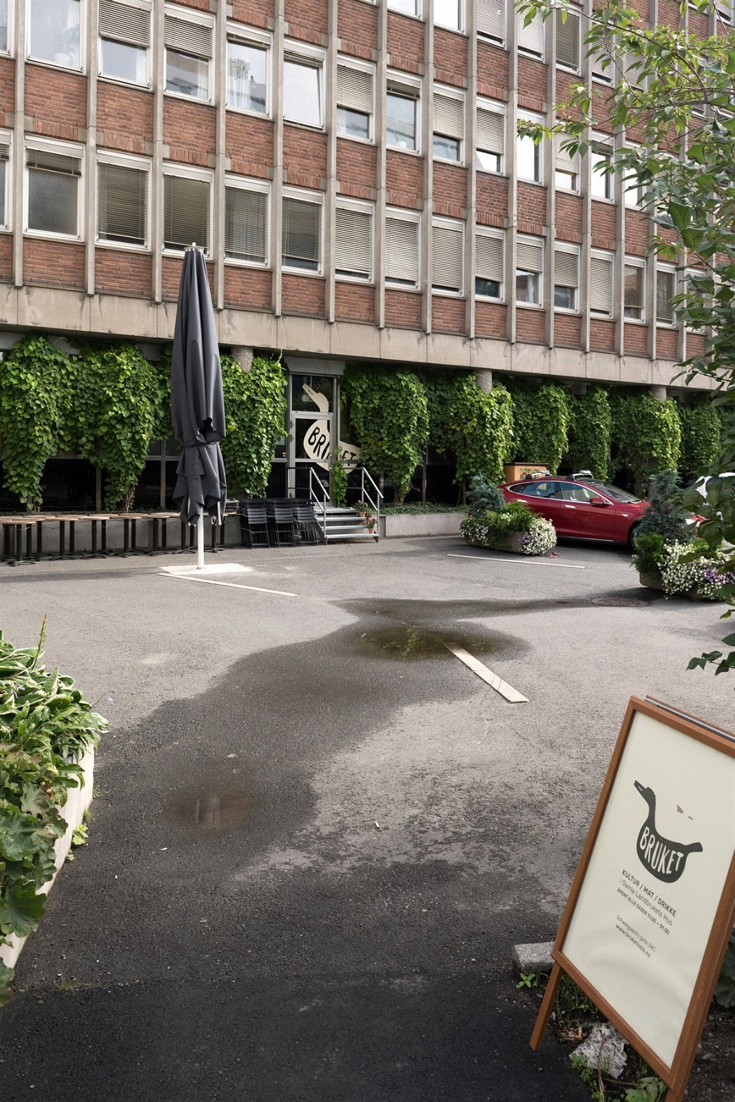 Nærområde: Bruket åpnet i april 2018 og er en bar, kafé, et møtested og arrangementslokale. Galleribilde