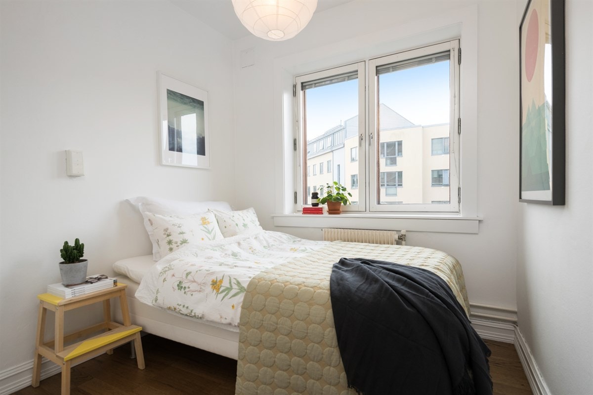 Hyggelig soverom med stort vindu som gir godt med dagslys. Galleribilde