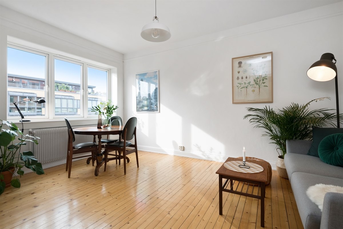 Trivelig og lys stue med åpen kjøkken-/stueløsning og plass til spisebord. Det er store vindusflater som gir rommet godt med naturlig lys og fint utsyn mot Ekeberg og Vålerenga. Galleribilde