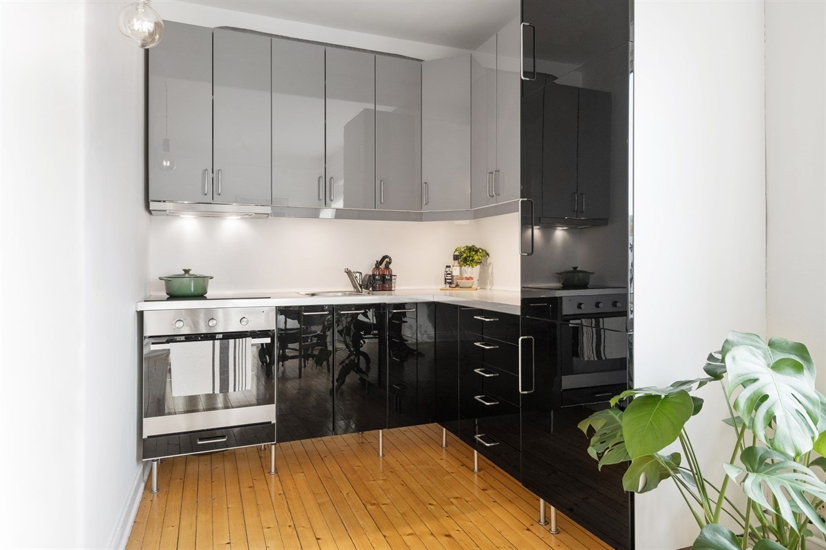 Velholdt IKEA-kjøkkeninnredning fra 2005 med glatte skapfronter. Integrert stekeovn, induksjonstopp (nytt i 2014), kjøle-/fryseskap, samt ny avtrekksvifte fra 2015. Galleribilde