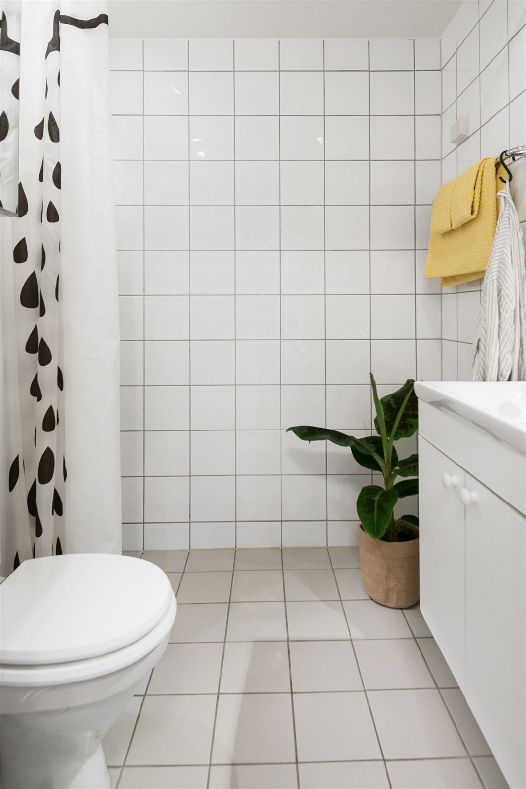 Pent flislagt bad, oppusset i regi av borettslaget i 2005 i forbindelse med skifte av soilrør (avløpsrør) i bygget. Badet har dusj, toalett, servant og opplegg for vaskemaskin. Varmekabler i gulv. Galleribilde