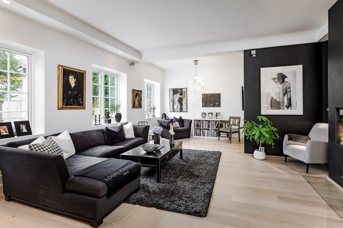 Stor og luftig stue med peis. Mulighet for å lage det tredje soverommet. Se alternativ planløsning Galleribilde