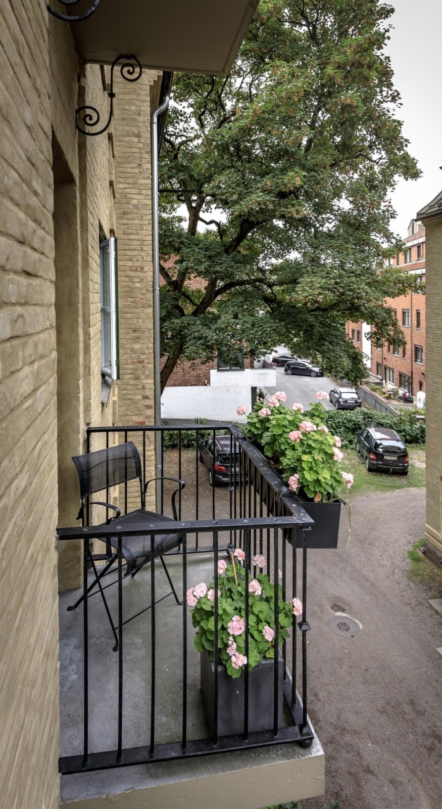 Utgang til balkong fra vaskerom. Balkongen vender mot syd Galleribilde