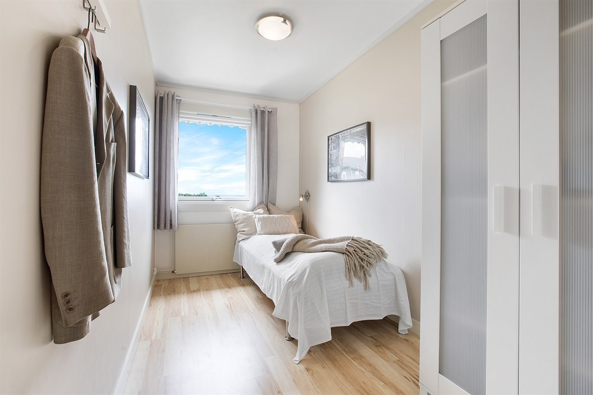 Soverom III byr på en god natts søvn. Her er det plass til en større enkeltseng og garderobeskap. Rommet vender ut mot rolige omgivelser. Galleribilde