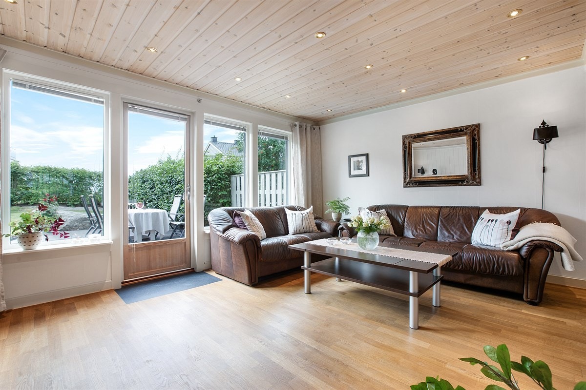 De store vindusflatene gir sammen med det lyse fargevalget mye naturlig lys og en god romfølelse. Moderne downlights i himling. Galleribilde