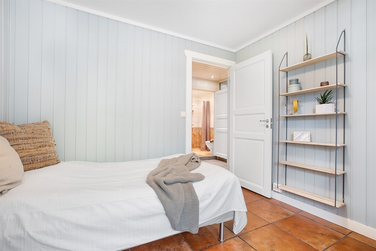 Her er det god plass til både stor dobbeltseng og garderobeskap. Galleribilde