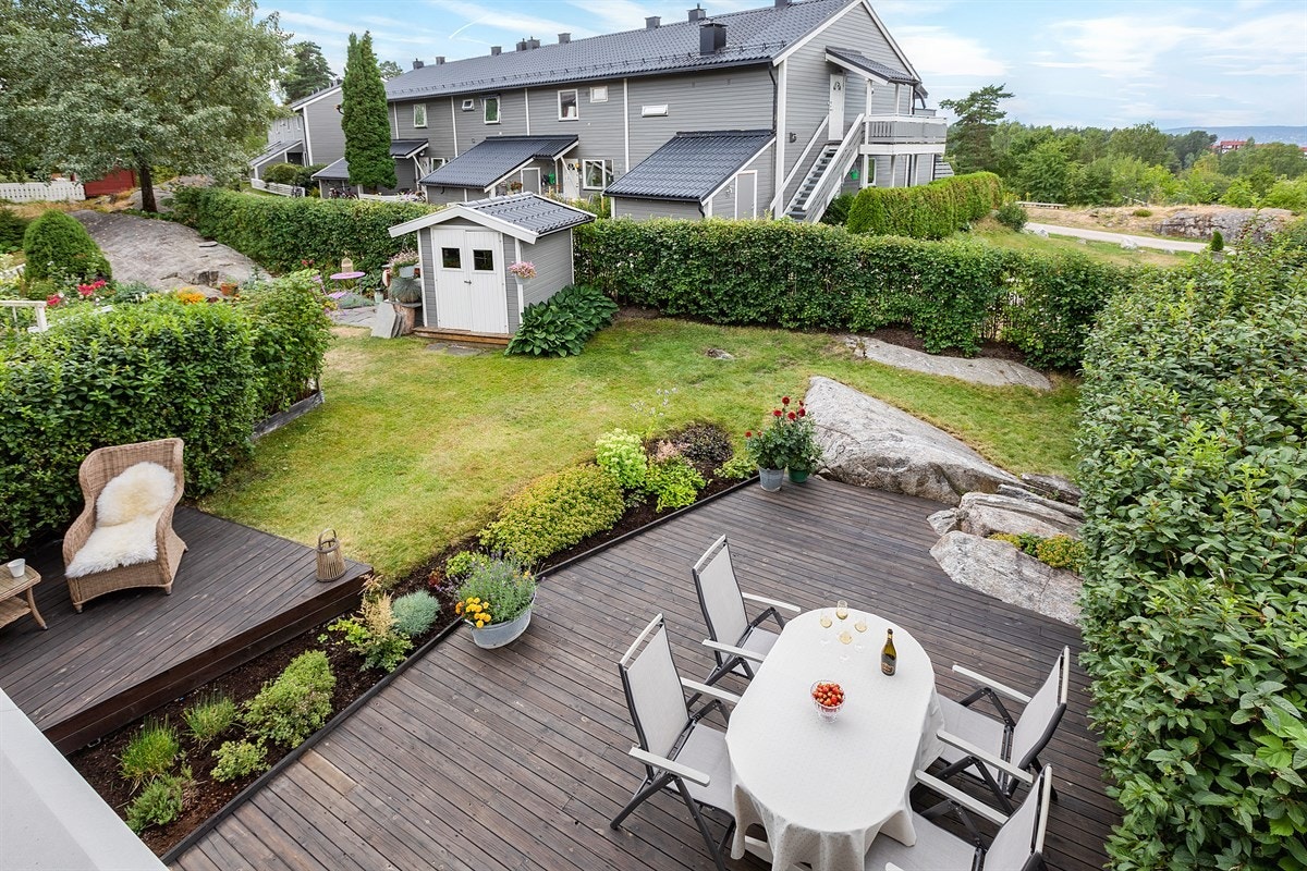 Direkte adkomst til stor sydvestvendt hage med terrasseplatting fra stue. Galleribilde