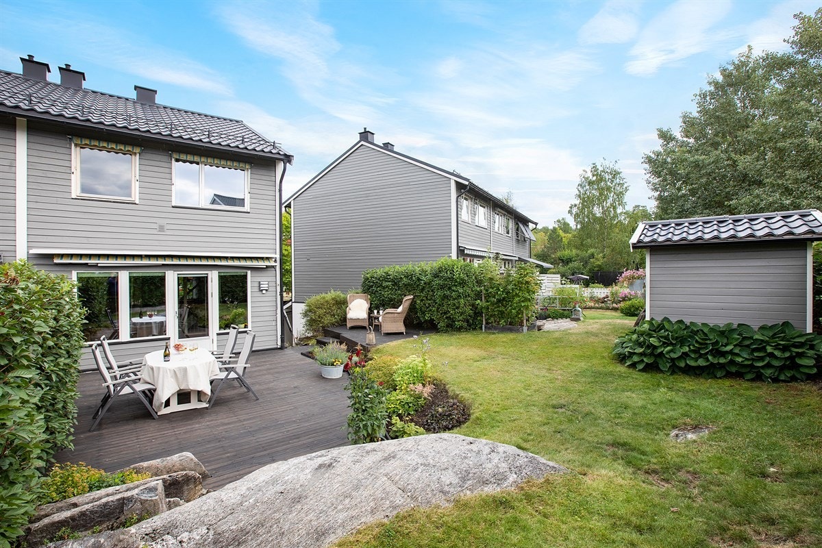 I hagen finnes en praktisk halvpart av redskapsbod. Hagens gode størrelsen passer ypperlig til barnefamilier. Galleribilde