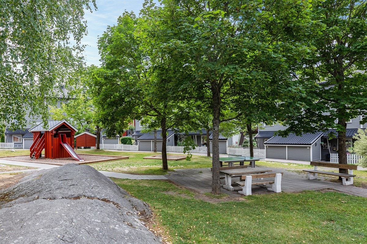 Rugdeberget er et trivelig borettslag. På lekeplassen kan de minste utfolde seg i lek og morro. Lekeplassen ligger på borettslagets fellesområde. Galleribilde