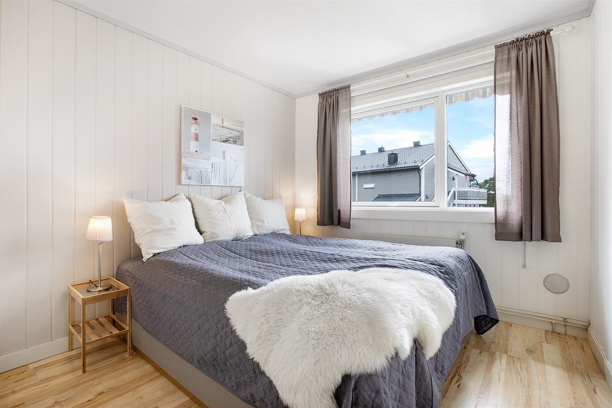 Velkommen til 2. etasje! Her finner du et romslig hovedsoverom med god plass til stor dobbeltseng. Rommet vender ut mot rolige omgivelser. Galleribilde