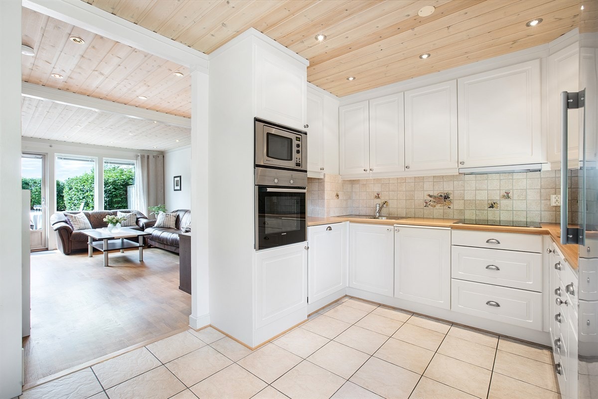 Den åpne løsningen gir en god romfølelse. Her kan man være sosial mens maten tilberedes. God skap- og benkeplass. Galleribilde