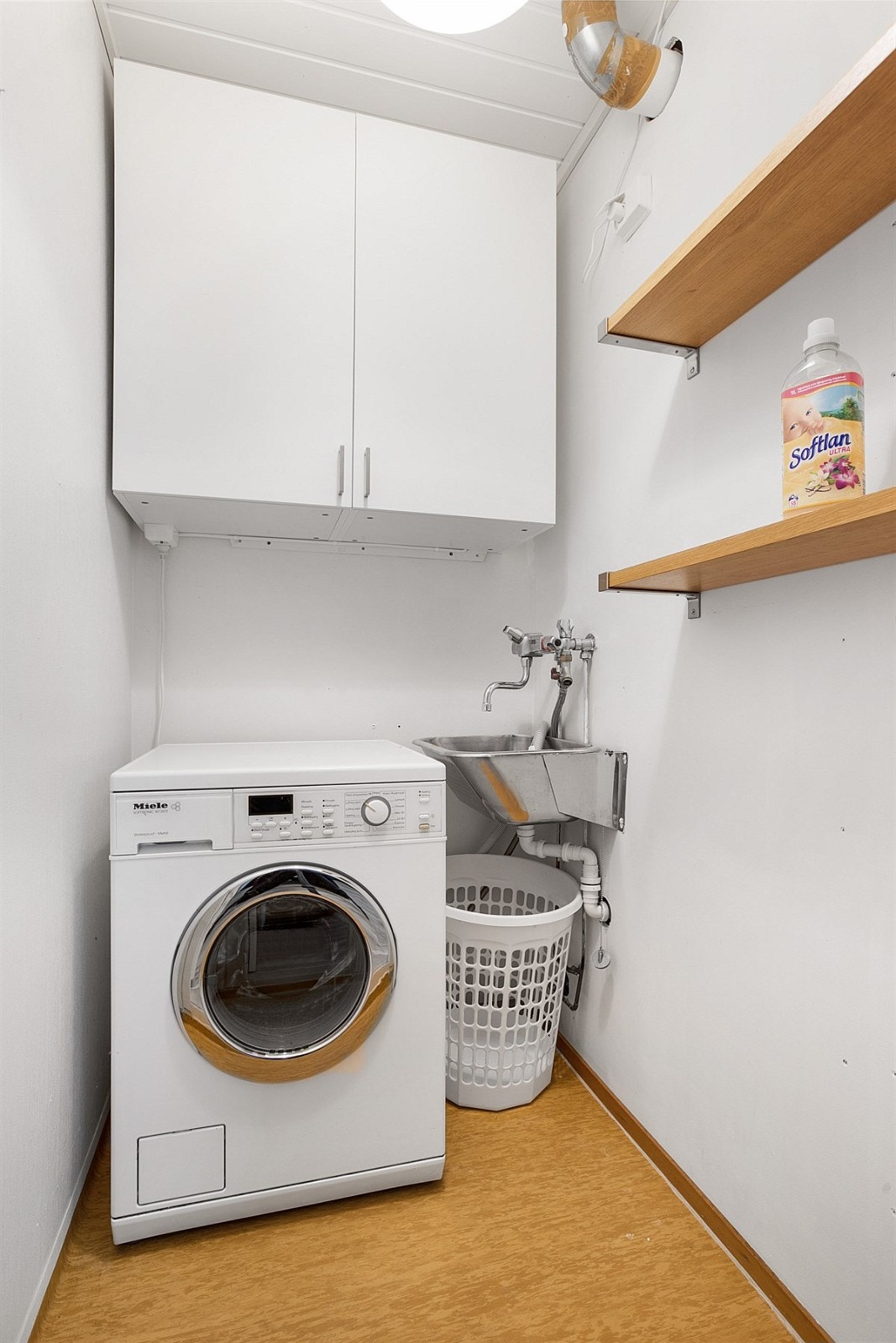 I tilknytning til rommet finnes et praktisk vaskerom med opplegg for vaskemaskin og strømuttak for tørketrommel. Galleribilde