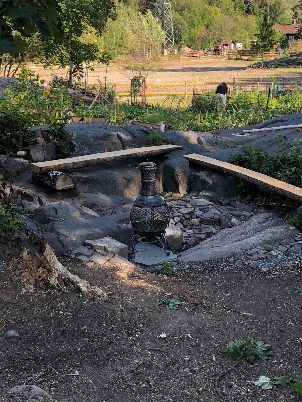 Ildsjeler i borettslaget har opparbeidet en koselig parsell ved Burud Gård, hvor borettslaget grenser mot marka. Galleribilde