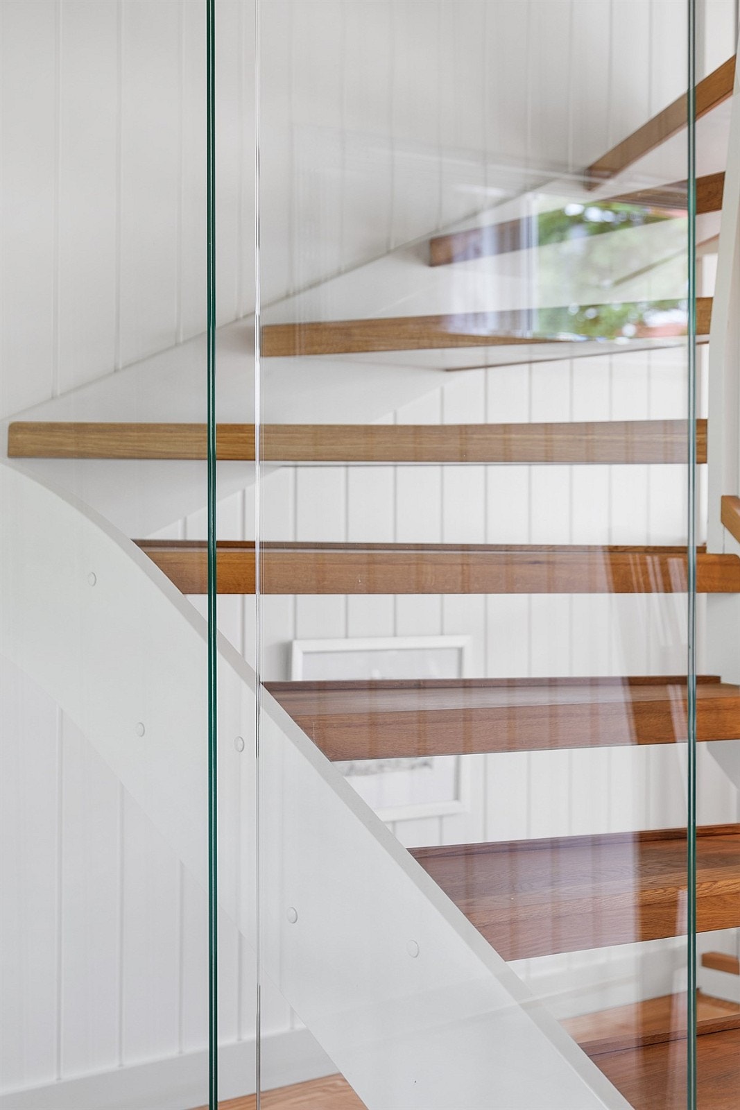 Trappen har moderne rekkverk i glass, noe som gir en luftig atmosfære. Galleribilde