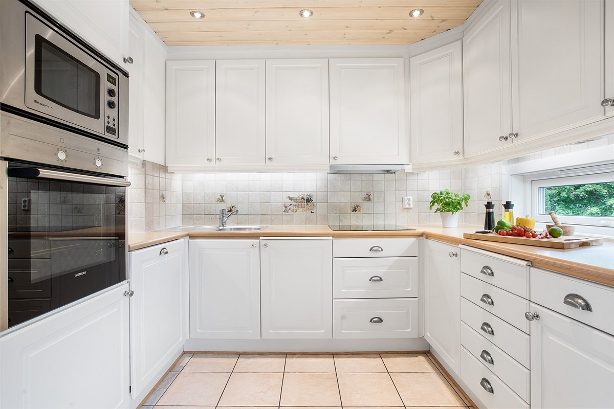 Kjøkkenet har integrerte hvitevarer, stekeovn, mikrobølgeovn, induksjon platetopp, samt opplegg for oppvaskmaskin. Alle hvitevarer medfølger. Galleribilde