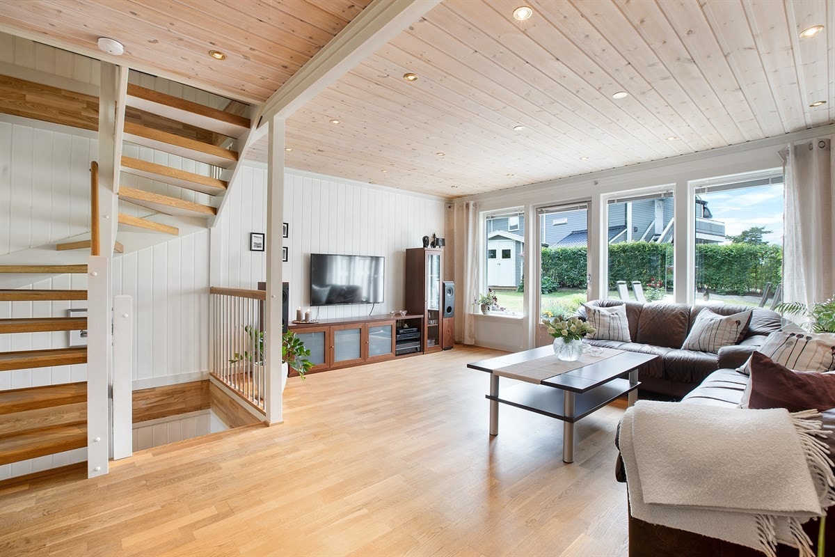 Meget romslig stue med direkte adkomst til sydvestvendt hage med terrasse. Galleribilde