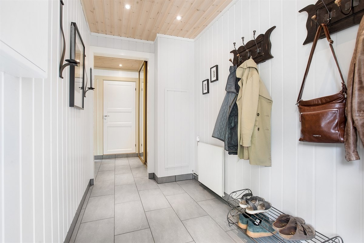 Det første som møter deg er underetasjen og den praktiske og romslige entréen. Entréen gir rett og slett et godt førsteinntrykk. Velkommen inn! Galleribilde