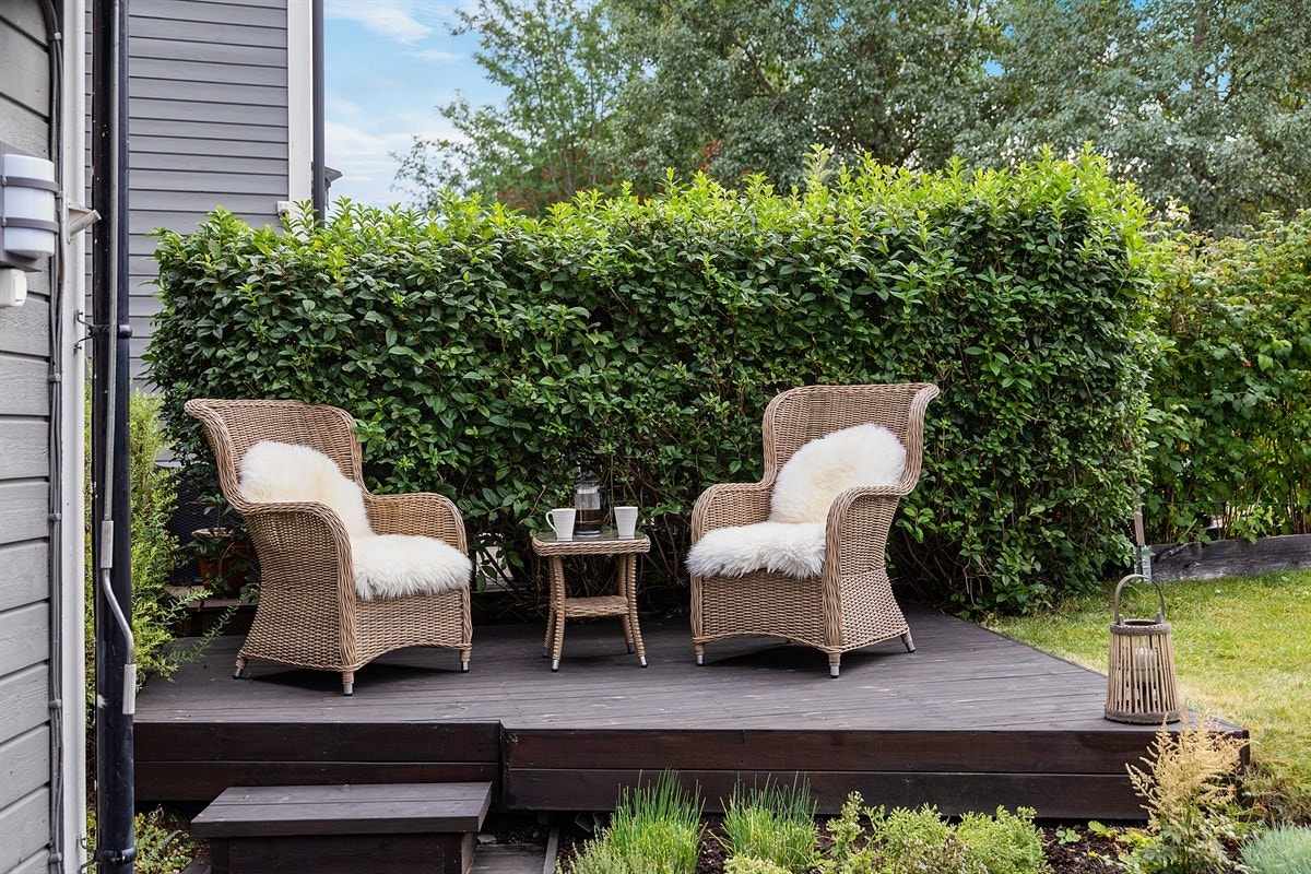 Innréd med trivelig utemøblement. Hagen byr på deilig kveldssol og masse plass for de minste å boltre seg i. Galleribilde