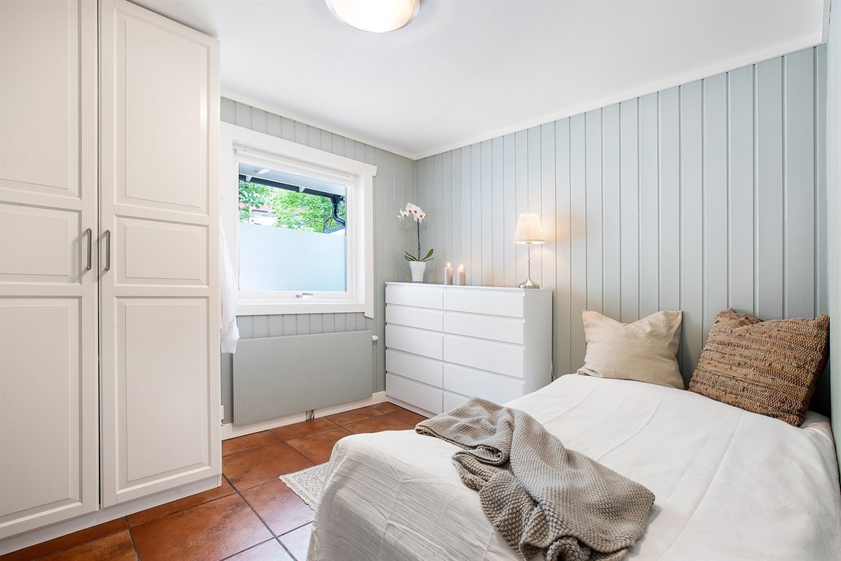 Soverom I er pent flislagt og vender ut mot rolige omgivelser. Galleribilde