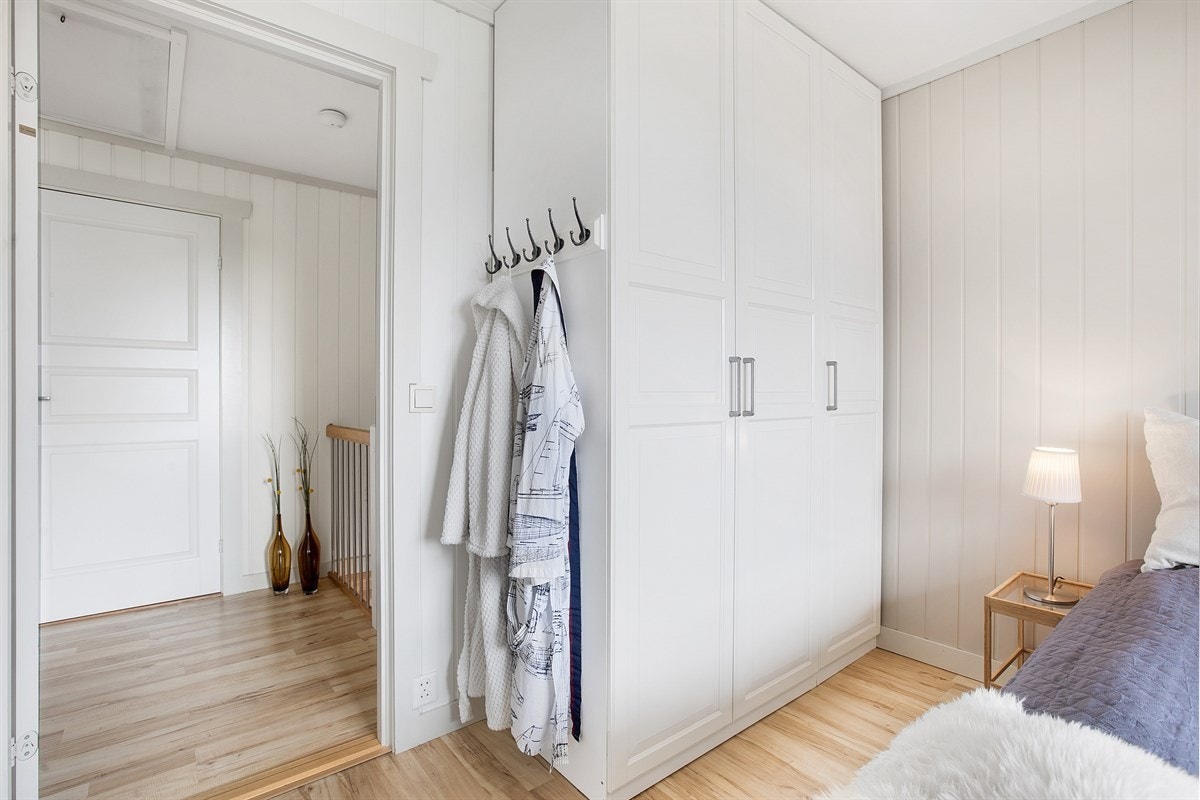 Praktisk oppbevaringsplass i garderobeskap. Galleribilde