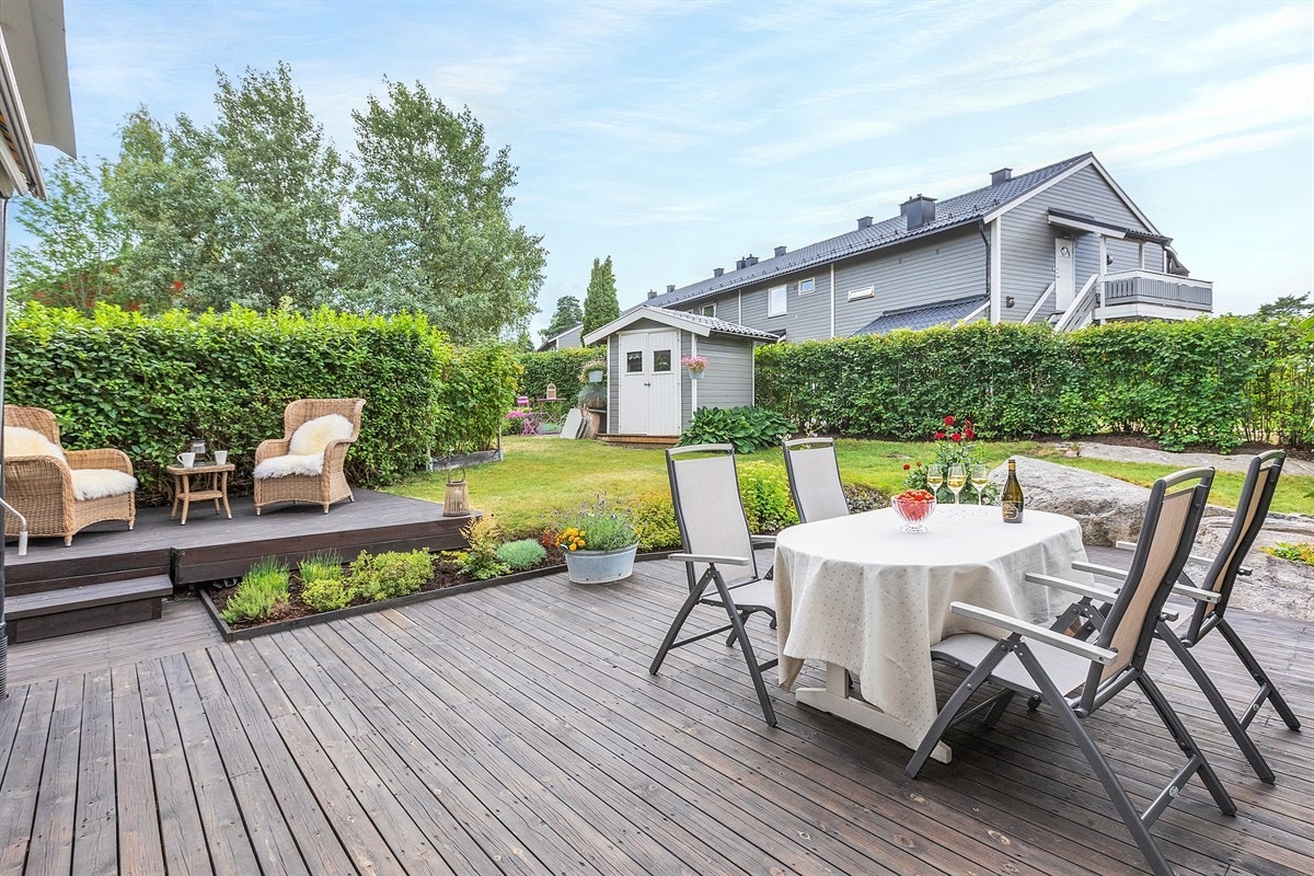 Velkommen til Rugdeberget 13 - et innholdsrikt enderekkehus over 3 plan med 4 soverom, 2 bad, stor hage, sydvestvendt beliggenhet og garasjeplass. Galleribilde