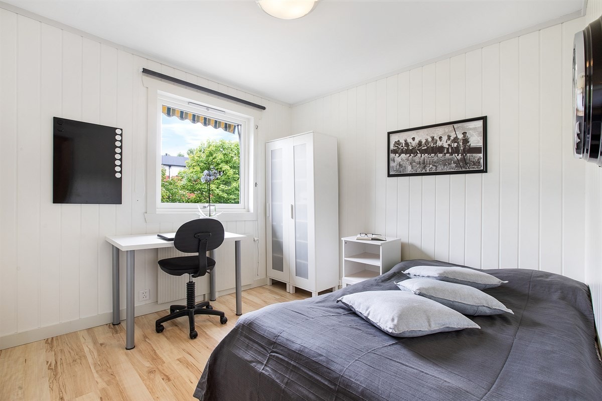 Soverom II har god plass til både stor dobbeltseng og garderobeskap. Rommet vender ut mot rolige omgivelser. Galleribilde