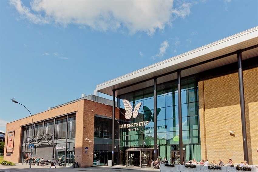 Lambertseter senter åpnet i 2010 og kan enkelt nås med bil eller buss. Her finnes et mangfoldig utvalg av forretninger, med blant annet Symra Kino. Galleribilde