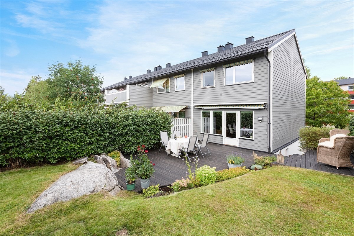 Hagen blir nærmest som en forlengelse av boligen i de varme årstidene. Den er pent opparbeidet med frodig beplantning og fremstår som en grønn oase med blomster og prydbusker. Galleribilde