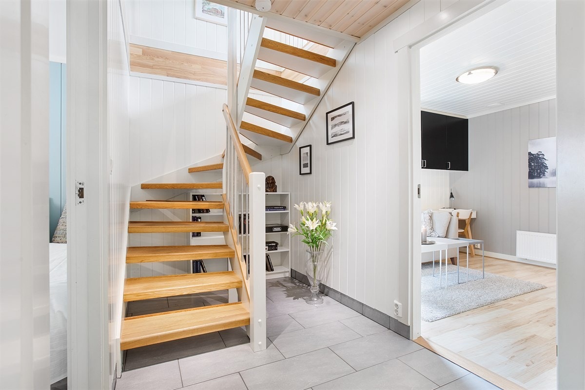 Fra gangen er det direkta dkomst til både 2. etg, soverom, bad og innredet rom. Galleribilde