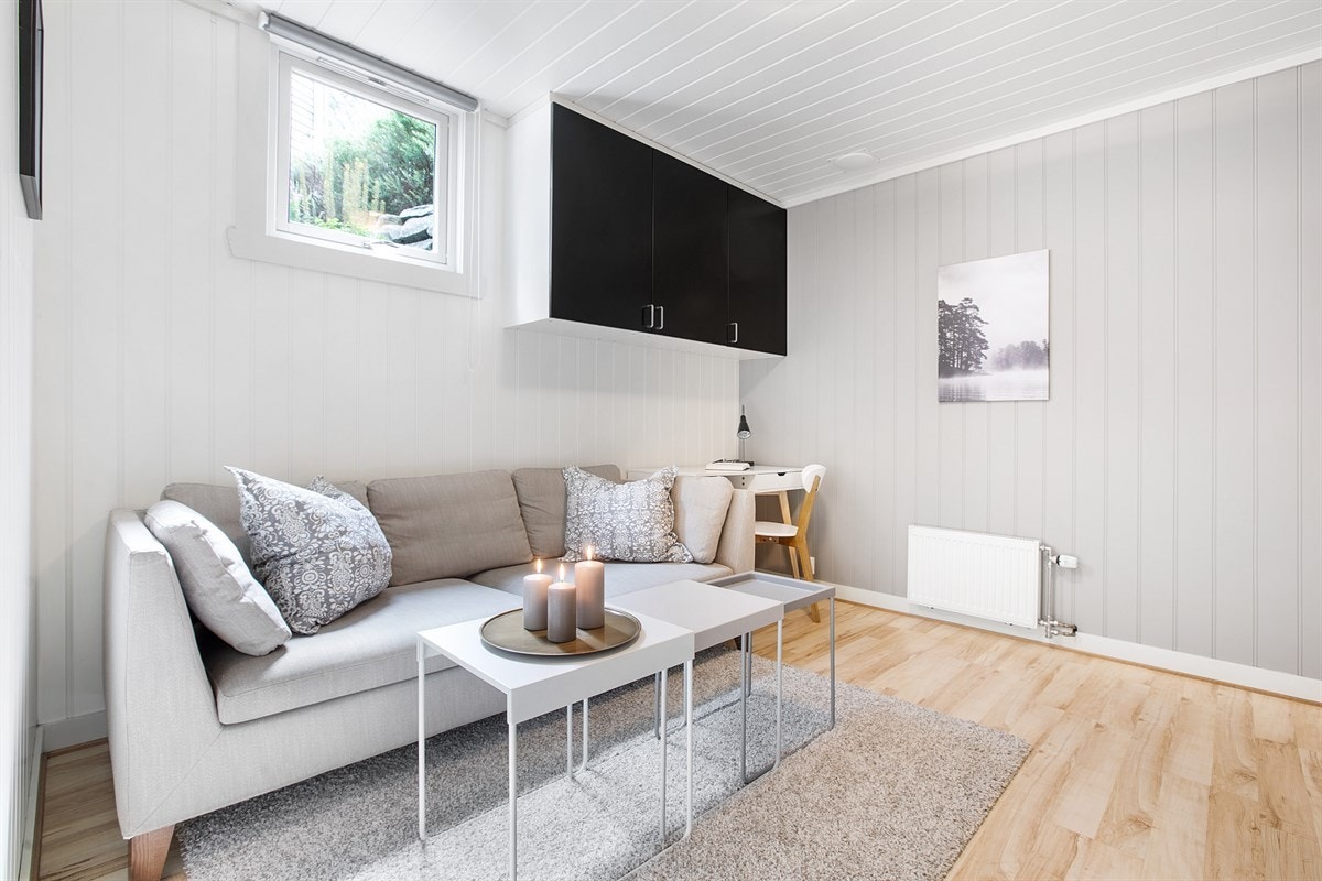 Romslig og pent innredet rom. Perfekt for de minste! Rommet passer ypperlig som en TV-stue. Galleribilde