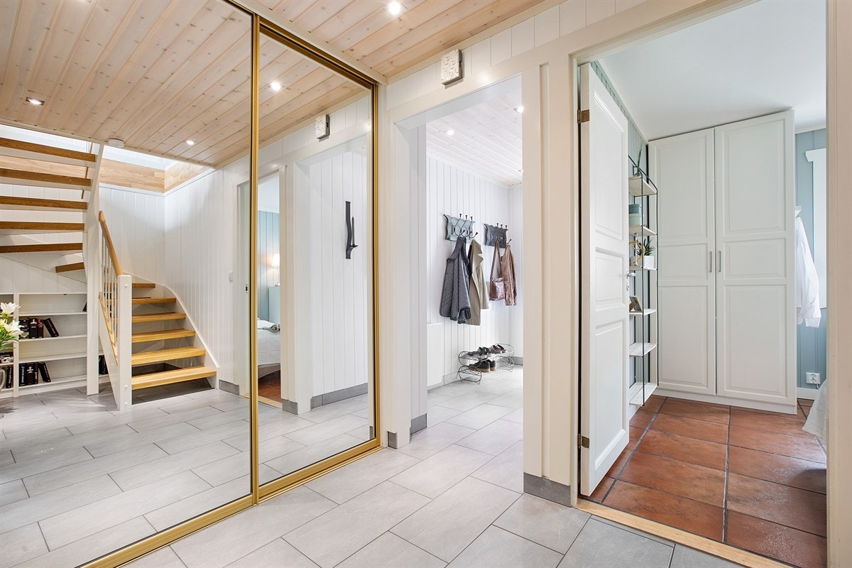 Her er det god plass til å henge fra seg yttertøy. Skyvedørsgarderobe med speilfront gir både gode oppbevaringsmuligheter og den gode romfølelsen. Galleribilde